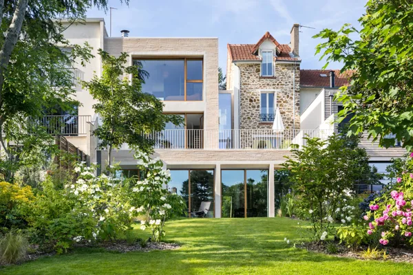 La coexistence de deux époques différentes grâce à une extension d’une maison historique