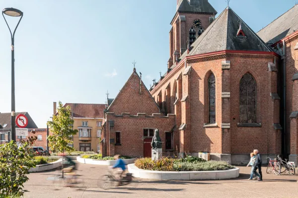 Réaménagement du Marché à Meulebeke : un équilibre durable entre verdure et revêtement