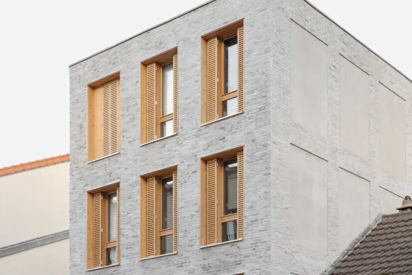 Simplicité et élégance grâce à la combinaison du bois et de la brique