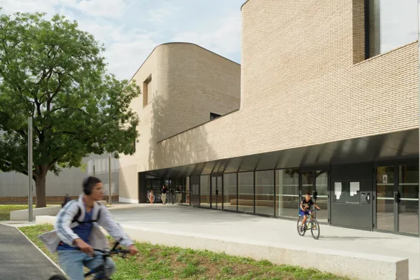 Une écriture architecturale unifiée par la brique